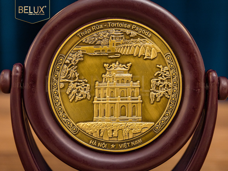 Mặt đĩa xoay Tháp Rùa bằng đồng